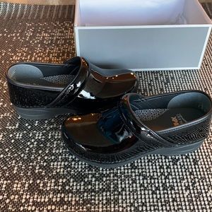Black dansko XP 2.0 clogs
